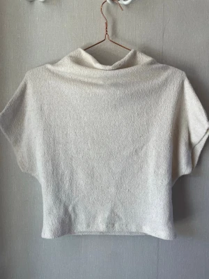 Stickad topp från Gina tricot  - Säljer en vit topp med krage i stickat material 💗