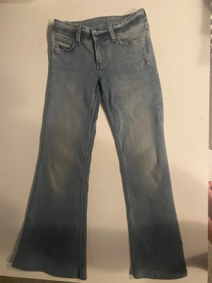 Cheap monday jeans - Blå-gråa cheap monday jeans som är nya och aldrig använda. Dock har jag sytt upp byxorna längst nere