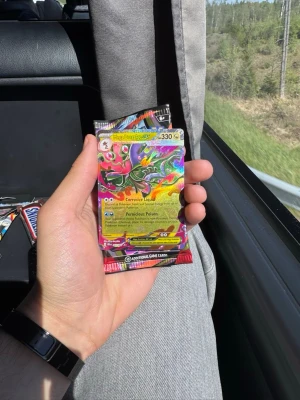 Mega Dragalge EX - Mega Dragalge EX – holografiskt/full art-kort i väldigt snyggt skick. Perfekt för samlare eller dig som gillar ovanliga och färgstarka Pokémonkort. Kortet kommer direkt från booster pack och har förvarats varsamt.