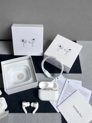Apple AirPods Pro 3 - Säljer ett par vita Apple AirPods Pro ;)