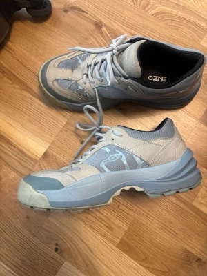  sneakers från KENZO - Sneakers med snörning. Skorna har en robust sula och Kenzo-logotypen är synlig på hälen och innersulan.