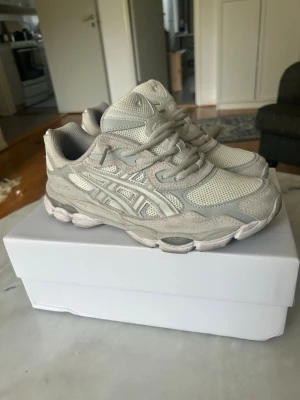 Beige ASICS GEL-1130 sneakers - Säljer ett par beige ASICS GEL-1130 sneakers med mesh och mockadetaljer. Skorna har en chunky sula och klassisk ASICS-logga på sidan. Lågt skaft och neutrala färger gör dem enkla att matcha till olika outfits.
