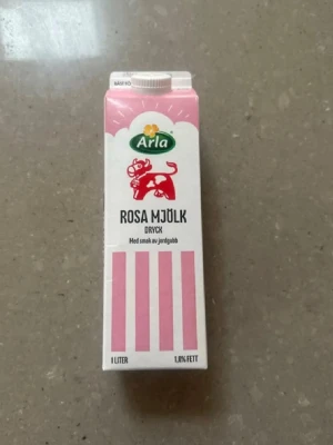Arla rosa mjölk med jordgubbssmak - Oöppnad, smakar smaskens. Pris är diskuterbart🥰