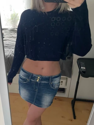 Mörkblå cropped tröja  - Snygg mörkblå cropped tröja från Zara med rund halsringning och långa ärmar.🥰