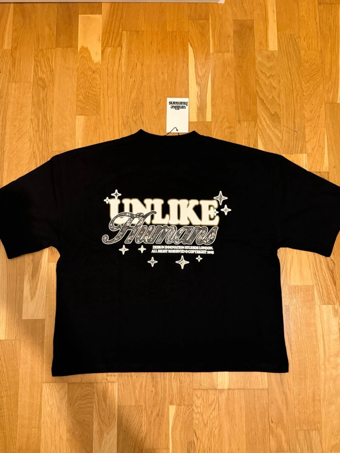 Svart t-shirt Unlike Humans