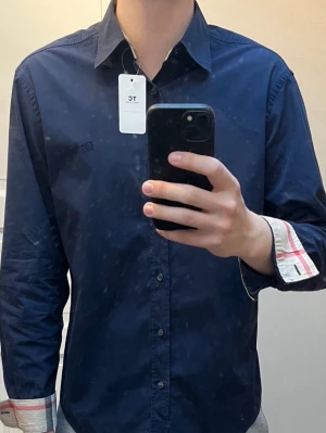 Burberry skjorta  - Super fin marinblå burberry skjorta i storlek XL utan några defekter. Perfekt nu till sommaren. Nypris 5000kr mitt pris endast 1000kr. Hör av er vid frågor. Mvh Trend closet😊🙌