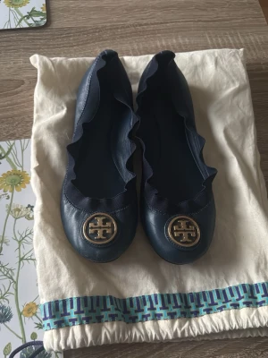 Mörkblå ballerinaskor Tory Burch - Snygga mörkblå ballerinaskor från Tory Burch i äkta läder. Kommer med originalpåse. Har använts få tal gånger🫶Nypris: 3199kr