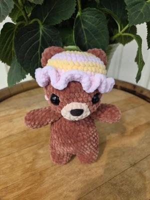Virkad brun nallebjörn med solhatt - Supergullig handvirkad nallebjörn med en söt solhatt🐻