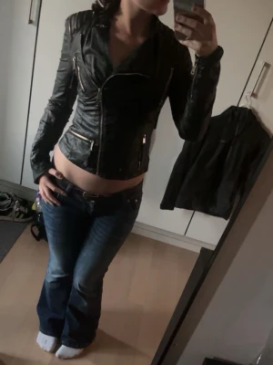 Skinnjacka  - Säljer min skinnjacka som jag inte använder, den har storlek 34 alltså xs/s. Den är i ganska bra skick är bara lite slitet på nån del men de syns inte. Skriv om det är något som undras💕