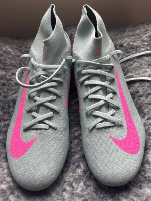 Nike grå fotbollsskor  - Skickas snabbt!