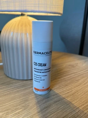 Dermaceutic C25 Cream antioxidant - Antioxidantkräm från Dermaceutic. Innehåller 25% vitamin C-komplex, vitamin B5, vitaminer A ester & E samt polyfenoler. Perfekt för dig som vill boosta huden med näring och skydd. Produkten är sparsamt använd ca 5 gånger🥰 nypris 695kr