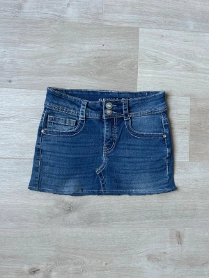 Blå Gemma Rae Mini Skirt Jeanskjol Y2K Embroidery Storlek XS - Mycket fin kort kjol i blå färg. Kjolen är i mycket bra skick och sparsamt använd. |  Äkta som allt annat jag säljer! ✅ |  Storlek: XS / 34  | Skick: Mycket Bra Skick  | Färg: Blå | Märke: Gemma Rae | Modell: Kjol |   Hör gärna av dig vid frågor så svarar jag så fort jag kan! 😁 |