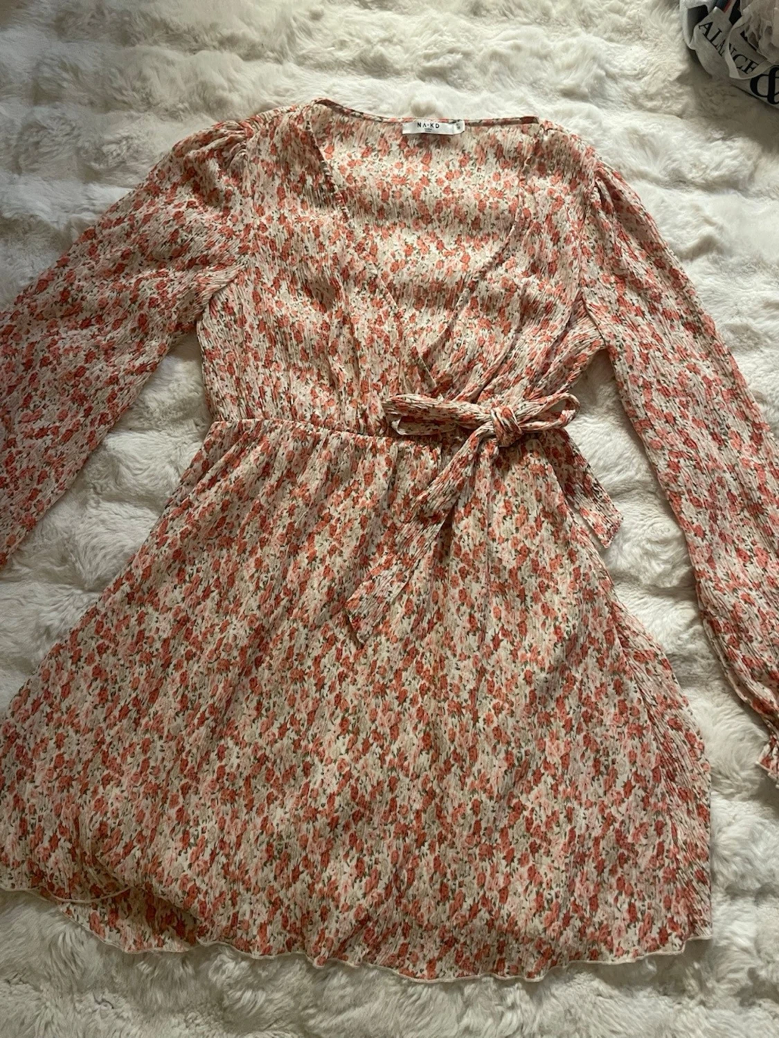 Blommig omlottklänning från NA-KD - 3