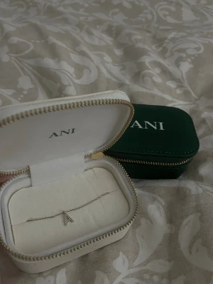 ANI halsband med bokstav A - Snyggt halsband från ANI i guld med en tunn kedja och ett hängsmycke i form av bokstaven A. Kommer i original ask. Original pris 1300kr 