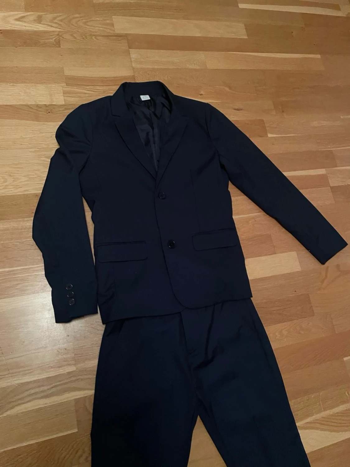 Mörkblå kostym med kavaj och byxor - 1