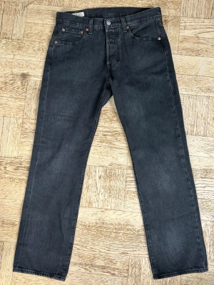 Levi’s 501 jeans - Säljer nu mina favorit jeans från Levi’s i den snygga tvättade svarta färgen, då dem är för små. Modellen är den tidlösa 501 och jeansen är i ett väldigt fint skick utan defekter - använda ett fåtal gånger. St 30/30.