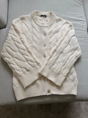 Stickad kofta - Fin stickad kofta från Gina Tricot i storlek XS 🤍