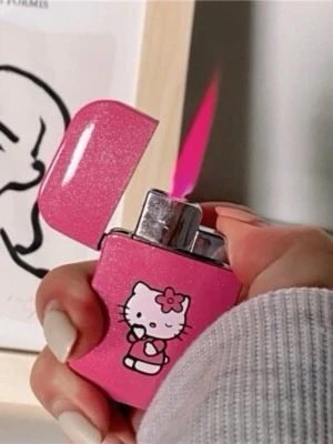 Hello Kitty tändare - Jätte söt Hello Kitty tändare. Aldrig använd men har fått en liten skråma på undersidan av någon anledning. Måste fyllas på med gas vilket jag aldrig testat. Har för mig att flamman ska vara rosa! 