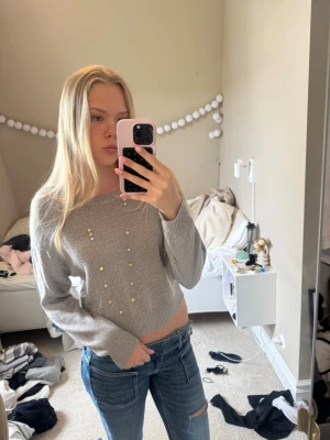 Grå stickad tröja Divided - Säljer en ljusgrå cropped stickad tröja från Divided. Storlek xs. Tröjan är tunn vilket är super nu till en varm sommar. Perfekt att matcha med jeans eller kjol fin sommar outfit!😊💕
