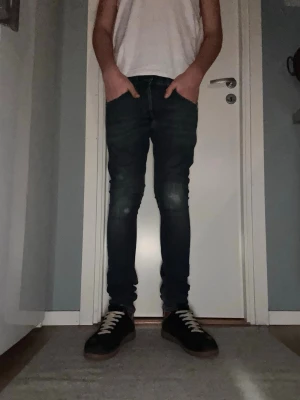 Dondup mörkblå - Säljer ett par feta dondup i färgen mörkblå W30 lite små slitningar här och där. Killen på bilden är 170 lång. Kontakta vid mina fråga/intresse🥰🥰😃