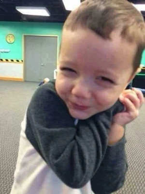 Fri frakt-annons - Cool t-shirt med svart raglanärm och vit kropp. Perfekt för dig som gillar en enkel och stilren look. Materialet känns mjukt och bekvämt, och modellen har en normal passning med korta ärmar.