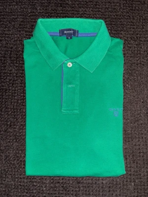 GANT piké-tröja - Fin grön pikétröja från GANT i storlek Medium. Bra skick från rök- och djurfritt hem. Skickar omedelbart. Just nu fri frakt!