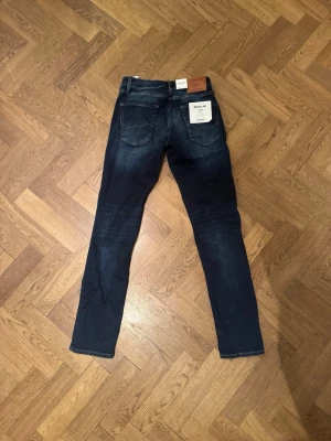 Mörkblå Jack and Jones jeans - Säljer nu dessa tvärfeta Jack and Jones jeans. Aldrig använda med prislappen kvar, modellen är regular Clark men skulle säga att de sitter något mer slim. Storleken ligger på 30/34 men är även där något kortare. Det är bara att skriva om ni har några som helst frågor!