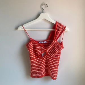Trendig Sommartopp - Superfin trendig one shoulder sommartopp från Zara💗Aldrig använd, nyskick, storlek S⭐️❤️ Säljs inte längre 💕
