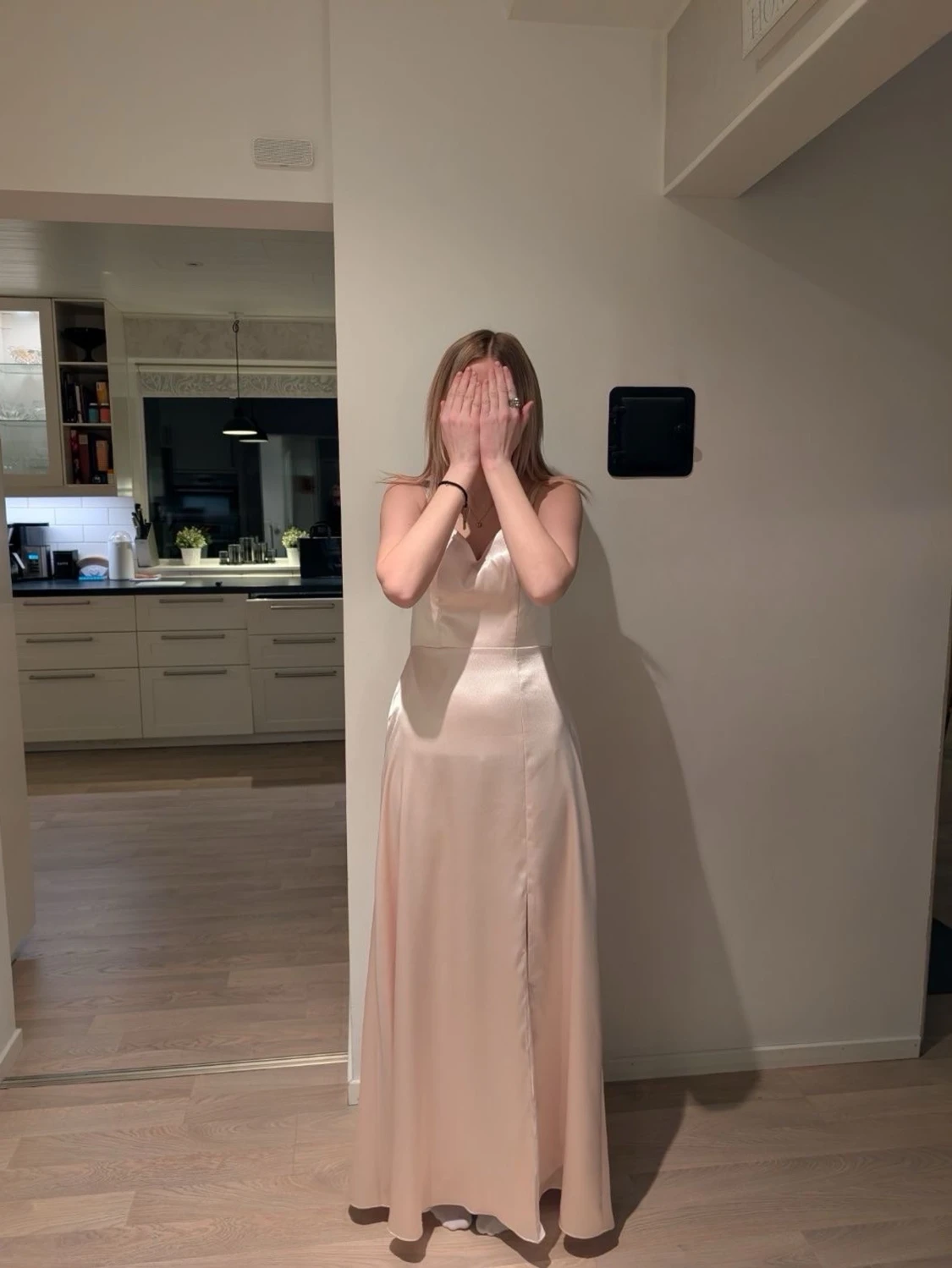 Ljusrosa långklänning med öppen rygg - 1