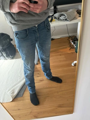 Replay anbass - Säljer ett par ljusblå replay anbass med skön slitning. Storlek W30 L32