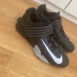 Nike Savaleos  - Nike Savaleos skor. För tyngdlyftning och gym. Riktigt sköna för squats, annars är det generellt är riktigt skön sko som sitter bra om foten. Inga klagomål alls. Säljer då jag har ett annat par. Inga håll eller något sådant, använda fågånger inne på gymmet endast. Köpta ifrån Nike.se, kvitto finns. 