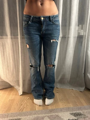 Jeans från lindex - Säljer dessa jeans som jag köpt på lindex och gjort hålen själv, lite mer åt baggyhållet och lutar mer mot midwaist