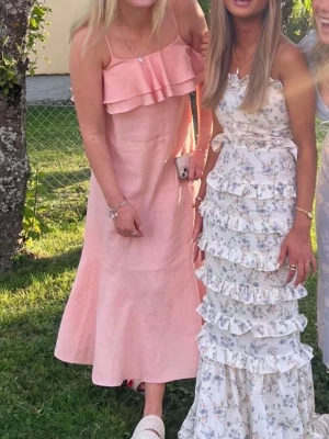 Sommar klänning  - Super fin klänning som är perfekt i sommar🌸 Från HM o endast använt en midsommar. Stl xs men skulle säga att den är mer s/m (jag är 168cm lång). När ja tog bild på etiketten med blixt så såg ja att de va blommor i mönstret inget ja sätt innan😅 materialet är ish lite satin liknanden fast matt. Så den e väldigt luftig och skön 😍