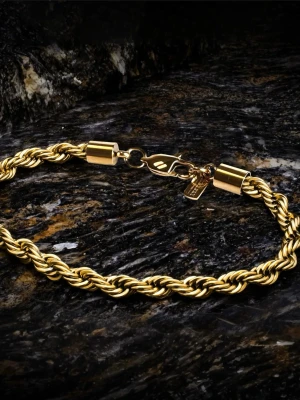  Cordell armband 18k guld  - En snygg guld Cordell armband. Den är guldpläterad av äkta 18k guld och med rostfri stål, den är perfekt för både vardagsbruk och festliga tillfällen. Har sällen använt den för blev ej så nöjd! * Material: Rostfritt stål, fritt från nickel och bly för bekväm och säker användning. * Mått: Längd 19 cm, bredd 6 mm.Köpt för 359kr! Det är bara att höra av sig för den minsta fundering eller frågor😀👍 pris går att diskutera!🤝