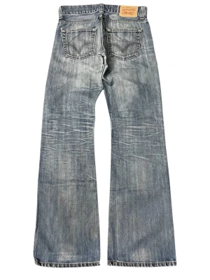 Levis Bootcut 512 - Storlek w30 l34, men passar även folk med w31. Snygg wash med honeycombs därbak, finns en liten skavank se sista bilden, den syns inte när man har på sig byxorna. De är bara att skriva ifall det uppstår några frågor 