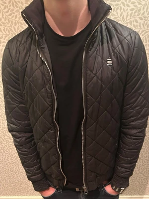 G-star raw jacka - Säljer denna tvär feta jacka från G-Star raw perfekt inför våren. Modellen är ca 180 cm lång och väger 73 kg, men skulle säga att den passar längden 170-175 tveka inte på att kontakta mig vid minsta fundering🙌