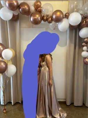 satin balklänning - champagne färgad/rosé! Använd en gång, fint skick. Kanske lite kalmpad på där nere för den e väldigt lång, men inget trasigt.