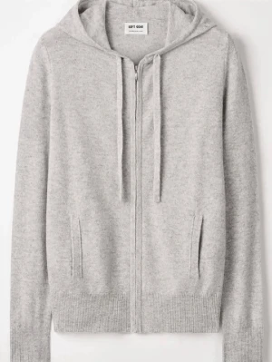 Soft Goat kaschmir zip hoodie - Säljer denna ziphoodie från Soft Goat i Kaschmir ull. Storlek M, passar S och XS också beroende på hur man vill att den ska sitta. Endast använd fåtal gånger och i super fint skick. Är lite nopprig på vissa ställen som man kan se på sista bilden. 2000 kr + frakt! Vid fler frågor, etc skriv privat 🙌🏼🩷💐🍋‍🟩👍🏼🙏🏼