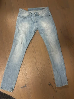 Dondup George  - Inga slitningar eller sörre defekter, använda  men i  gott skick. Hör gärna av er vid fungeringar!