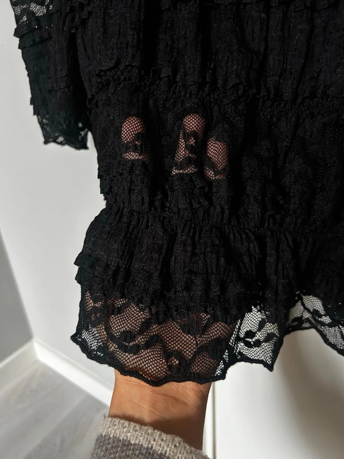 Svart spetsblus med volangdetaljer - 1