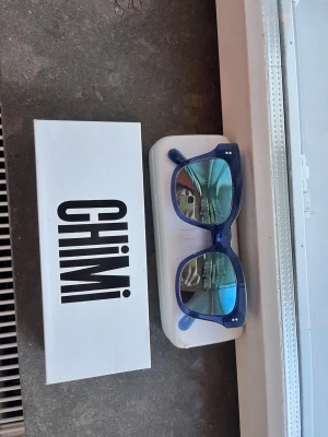 Blåa CHIMI solglasögon - Snygga blåa solglasögon från CHIMI i modellen #005 Acai. Glasen har en lätt spegeleffekt och är allmänt i mycket bra skick🙌🏼🙌🏼🙌🏼
