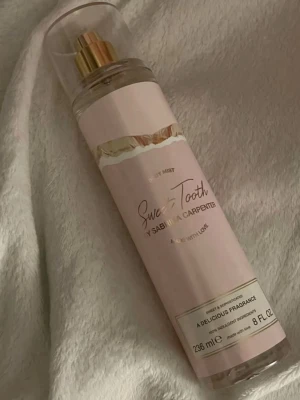 Sweet Tooth Body Mist 236ml - Body mist med söt och sofistikerad känsla. Volym: 236 ml. Innehåller 100% indulgent ingredients. Perfekt för dig som vill ha en fräsch och unik doft i vardagen.