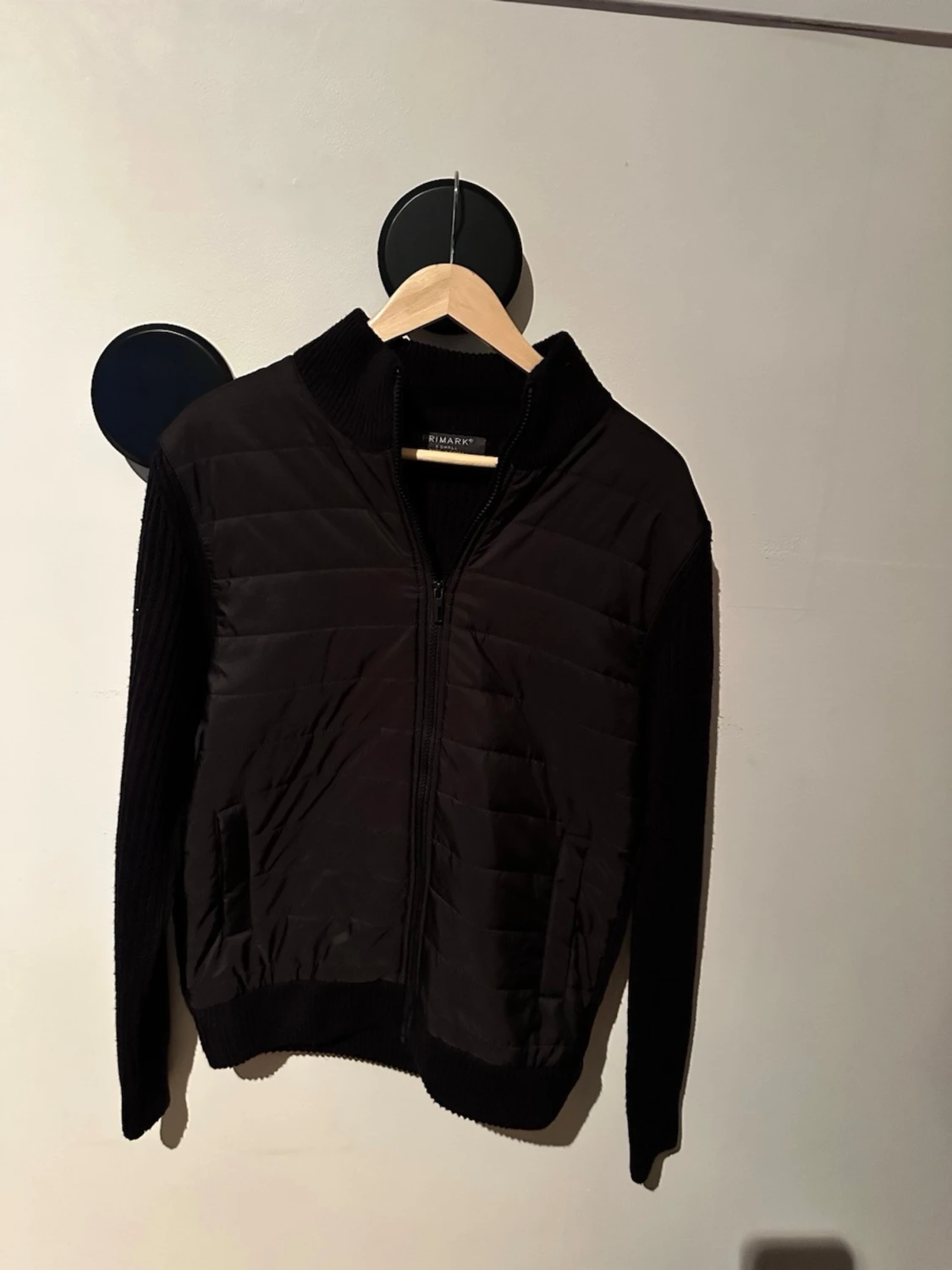 Svart jacka från Stenströms med dragkedja