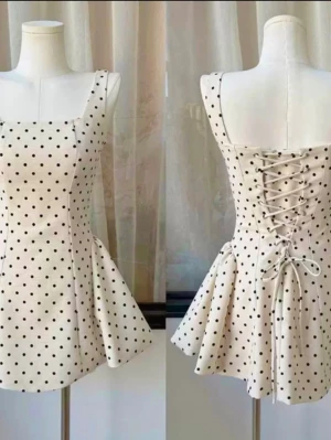 Beige Prickig kortklänning med snörning - Supersöt kortklänning med svarta prickar och fyrkantig urringning. Klänningen har breda axelband, markerad midja och snörning i ryggen för en snygg siluett. Kjolen är lätt utsvängd och ger en lekfull vibe. Perfekt för dig som vill sticka ut lite extra.