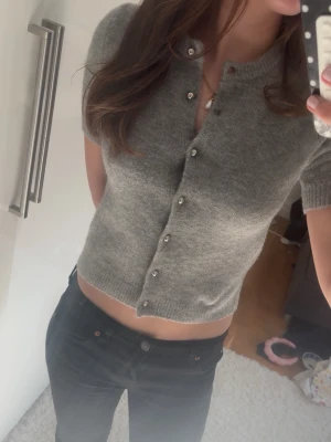 Stickad kofta - I princip ny skick utan prislapp, använd två gånger