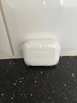 Apple AirPods Pro! Helt nytt!  - Säljer mina AirPods Pro. Fick dem som present från jobbet men behöver dem inte då jag redan har ett par liknande. Bättre att någon annan får användning för dem. Helt nytt!!