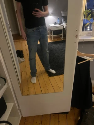 Levis Jeans - Säljer ett par blå Levis jeans. De är i bra skick och är i storlek W30 L32. Hör av dig om du har några funderingar 🙌