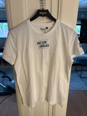 Helt ny sällsynt Victor Leksell merch - Säljer en mer ovanlig Victor Leksell Tshirt från hans första merchsläpp. Helt ny med taggarna kvar, har legat nedpackad sedan inköp 2019-2020 nånstans där. Den har en QR kod man kan skanna för komma till hans diskografi ”Fånga mig när jag faller”.  Denna är väldigt svår att få tag i speciellt i detta skick! (Priset går att diskuteras vid en snabb affär)😋