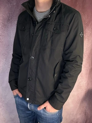 J.lindeberg field jacket bailey - Mycket fint skick | Size M (modellen är 188 cm 75 kg) | fraktar spårbart inom 24 timmar | för att köpa klicka ”köp nu” | vid frågor eller funderingar skriv ett meddelande | följare får bättre rabatter🙌