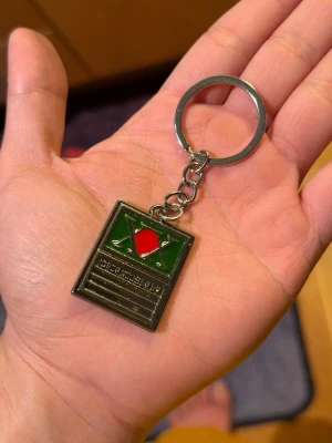 Hunter x Hunter-Driver’s License Keychain - Hunter x Hunter nyckelring i form av ett körkort. Mått: 3.9cm x 2.7cm. Vikt: 23.8g